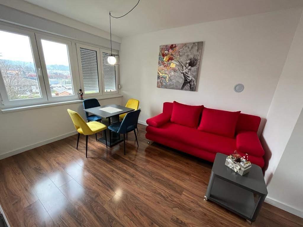 Four Pearls Apartment คาร์โลวัตส์ ภายนอก รูปภาพ