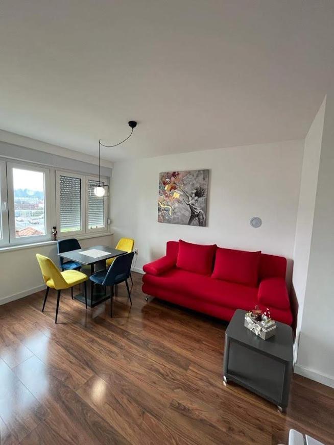 Four Pearls Apartment คาร์โลวัตส์ ภายนอก รูปภาพ