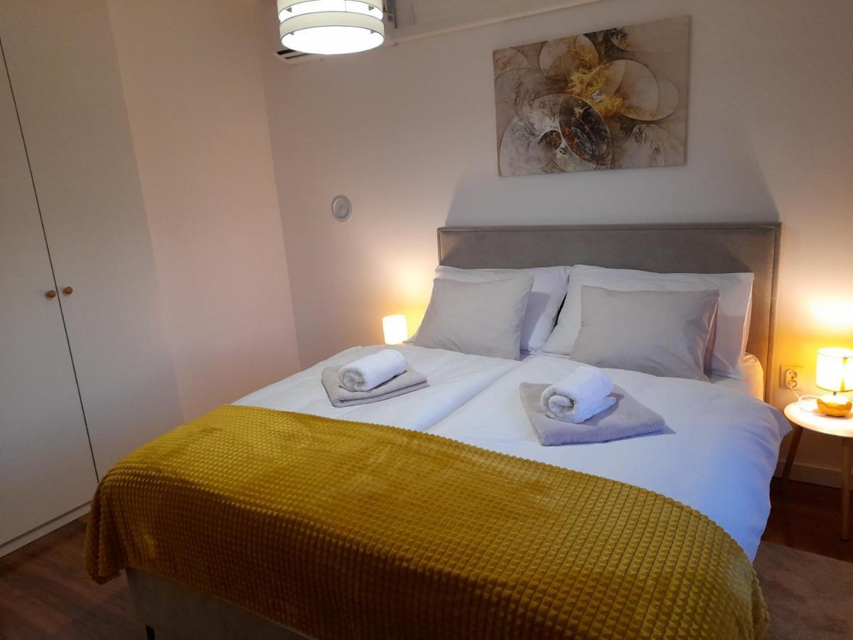 Four Pearls Apartment คาร์โลวัตส์ ภายนอก รูปภาพ