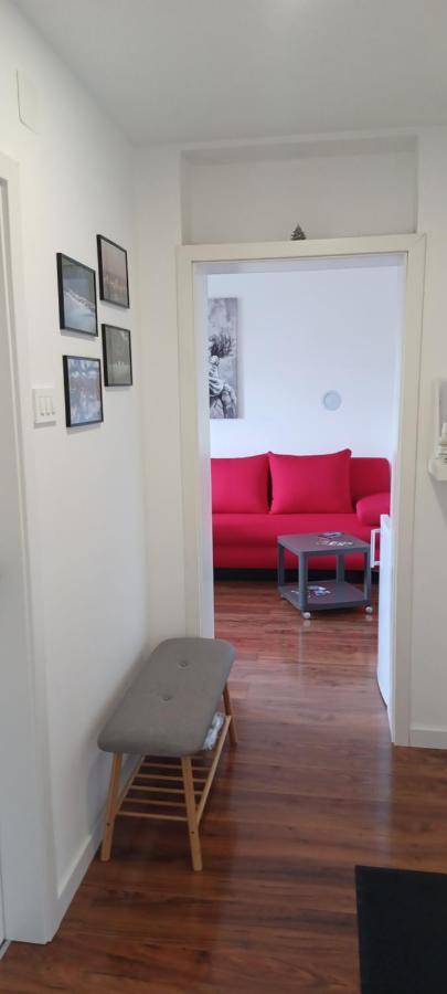 Four Pearls Apartment คาร์โลวัตส์ ภายนอก รูปภาพ